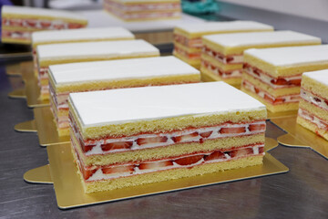 パティシエの厨房、イチゴとスポンジケーキとクリーム