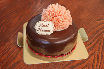 母の日ありがとう、カーネーションの花とチョコのケーキのプレゼント