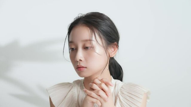 ナチュラルメイクの女性の美容イメージ