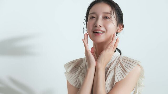 ナチュラルメイクの女性の美容イメージ