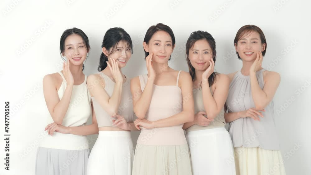 Poster ナチュラルカラーの衣装を着たミドル女性グループの美容イメージ　スキンケア　コスメ