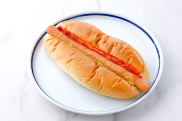 マスタードとケチャップをかけたチョリソー・ソーセージパン（ホットドッグ）
