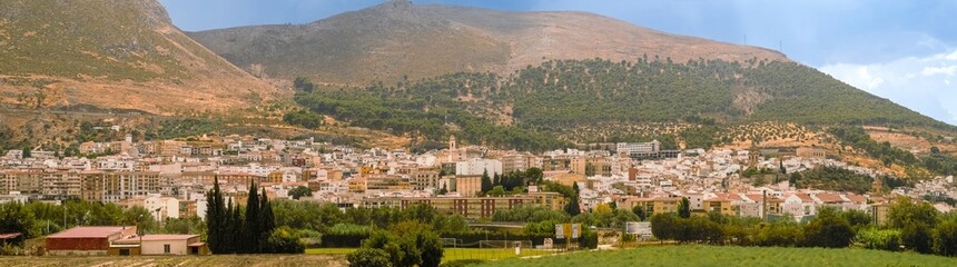 Fototapeta na wymiar Vista panorámica de Loja desde el norte. Vista de la ciudad y al fondo la Sierra Gorda coronada por unas nubes de tormenta. Loja, Granada, España.