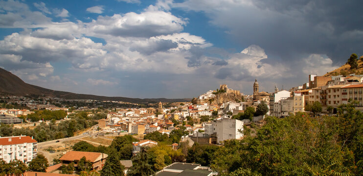 Vista panor&aacute;mica de Loja desde el oeste, mirador de Sylvania. Vista de las casas y sus iglesias encajadas en el valle del r&iacute;o Genil. Pueblo rodeado de campos de cultivos y monta&ntilde;as. Loja, Espa&ntilde;a.