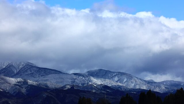 雪が積もった山と青空　雲の動き