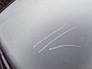 Frontscheibe eines Autos mit Eis zugefroren - Eiskratzen erforderlich
