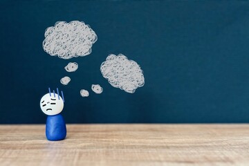 疲れて落ち込むネガティブな考えの人