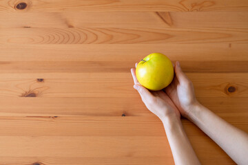 青リンゴと女性の手