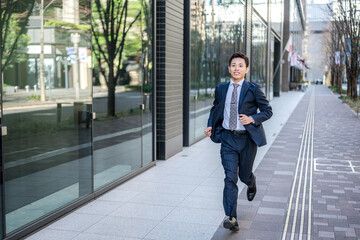 走るビジネスマン