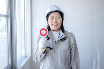 マルを出す作業着女性