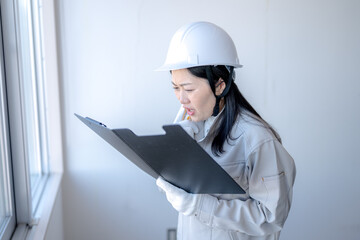 口を開ける作業服女性