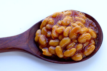 Baked beans in tomato sauce