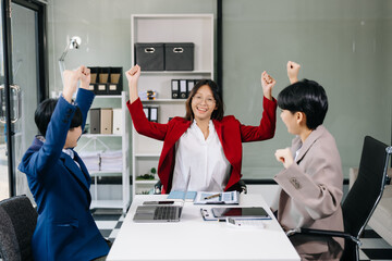 Those who work hard, win in the conference room new startup project