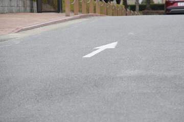出口方向を示す駐車場の矢印