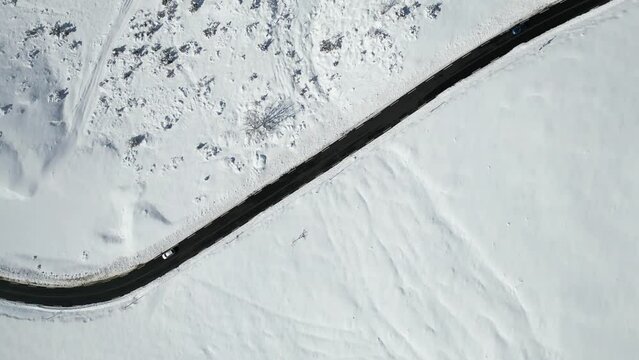 Route vertical sous la neige et arr&ecirc;t