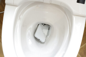 水洗トイレに落としてしまったスマホ