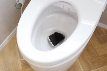 水洗トイレに落としてしまったスマホ