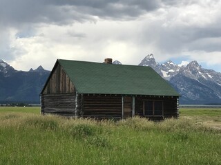 Fototapeta na wymiar Abandoned cabin in front of the Grand Tetons