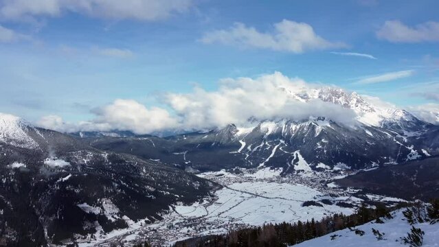 Zugspitze am Mittag mit Wolken - Zugspitzarena,  &Ouml;sterreich 2024