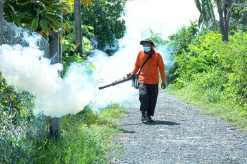 Thai man smoke out mosquitoes enfumer les moustiques.