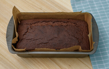 Spalone brązowe, popękane ciasto czekoladowe w foremce