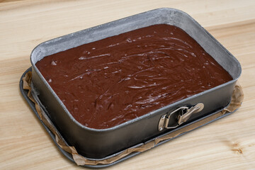 Surowe brownie ciasto czekoladowe w blaszanej formie do pieczenia
