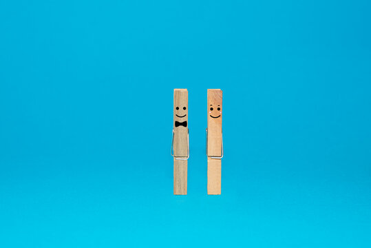 Couple de bonhomme pince à linge en bois sur fond bleu