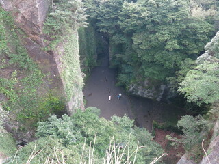 鋸山日本寺の地獄のぞき付け根から見た崖の下（百尺観音側）