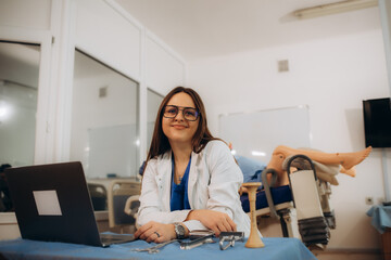 the teacher conducts an online lecture for students of obstetricians and gynecologists