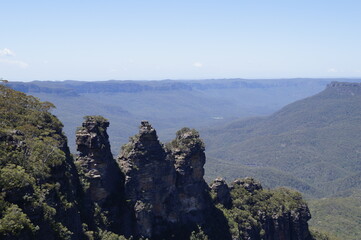 three sisters in the blue mountains