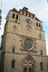Fototapeta na wymiar medieval cathedral (saint-étienne) in cahors in france 