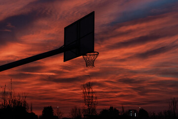 canestro da basket con tramonto e nuvole, tabellone da pallacanestro