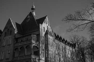 Stara zabytkowa kamienica z balkonami na rogu ulic miasto Prudnik © Mirosawa