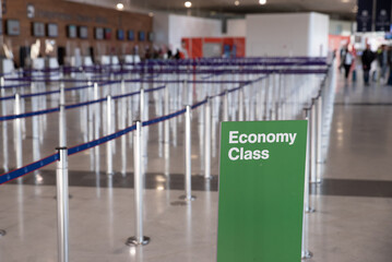 Gr&egrave;ve &agrave; l'a&eacute;roport Roissy Charles de Gaulle &agrave; Paris, une file d'attente classe &eacute;conomique vide