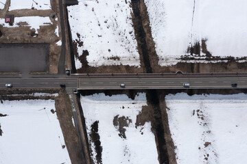 ドローン写真：冬の川の上に架けられた橋
