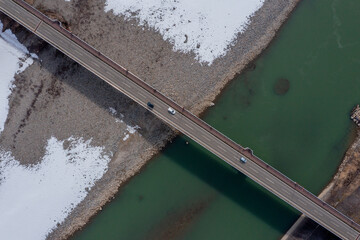 ドローン写真：冬の川の上に架けられた橋