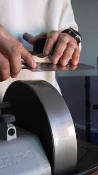 Affutage et aiguisage d'un couteau sur une meule &agrave; eau japonaise 
