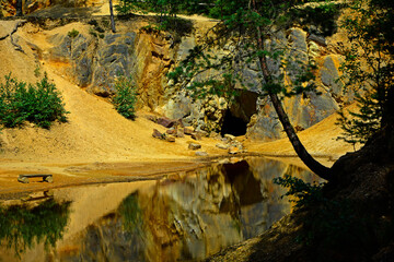 las i żółte skały odbicie w wodzie, forest and yellow rocks reflected in the water, krajobraz, las i żółte skały nad wodą, niebieskie niebo, widok  © kateej