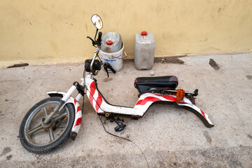 vieille moto en réparation dans l'ancienne ville coloniale de Saint Louis du Sénégal en Afrique - obrazy, fototapety, plakaty