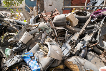 vieille moto en réparation dans l'ancienne ville coloniale de Saint Louis du Sénégal en Afrique