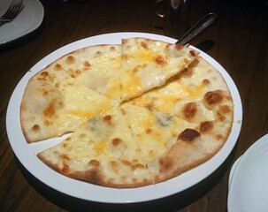 切り分けられたチーズだけのピザ