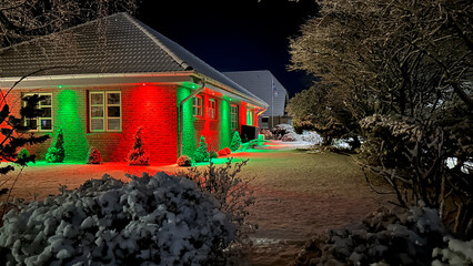 Haus im Winter beleuchtet in rot und grün