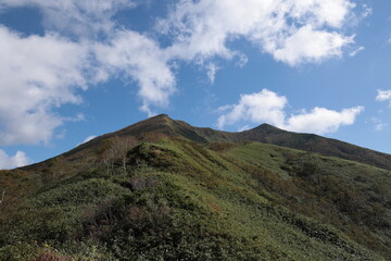 9月後半でもまだ緑が多かった登山中のニセコアンヌプリより