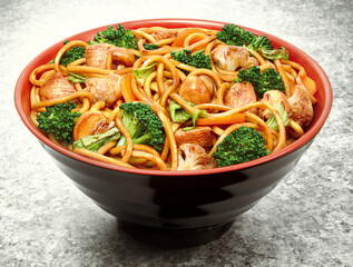 delicioso yakisoba de frango com legumes sobre mesa de mármore