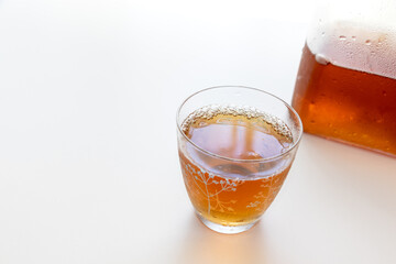 グラスに注がれた冷たいお茶
