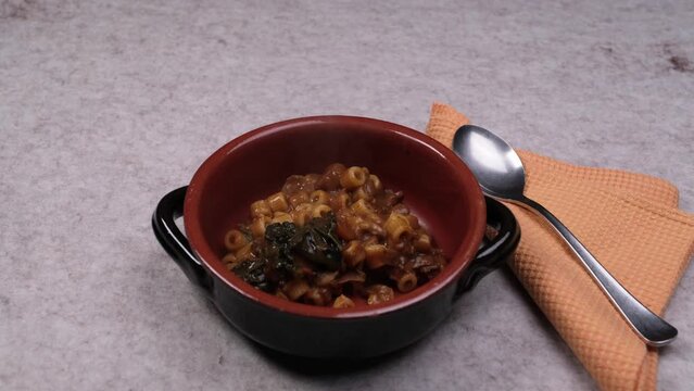ciotola con zuppa di fave erbe campagnole e pasta con pane tostato