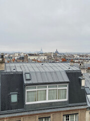 Paysage urbain vue d'un toit à Paris