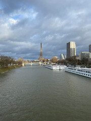 La Seine et la Tour Eiffel à Paris en hiver