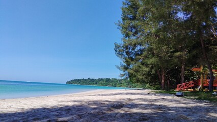 Fototapeta premium white sandy beach landscape, survivor island, Pulau tiga, Sabah, Malaysia