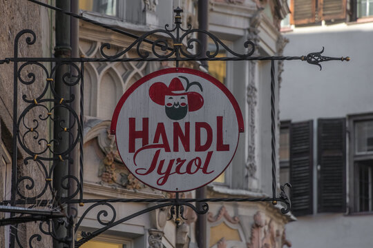 Firmenschild Handl Tyrol in der Innsbrucker Altstadt
